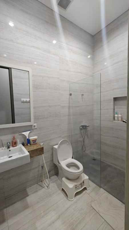 dijual rumah vila bukit regency pakuwon
