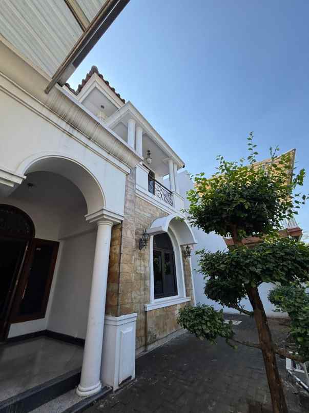 dijual rumah villa bukit mas