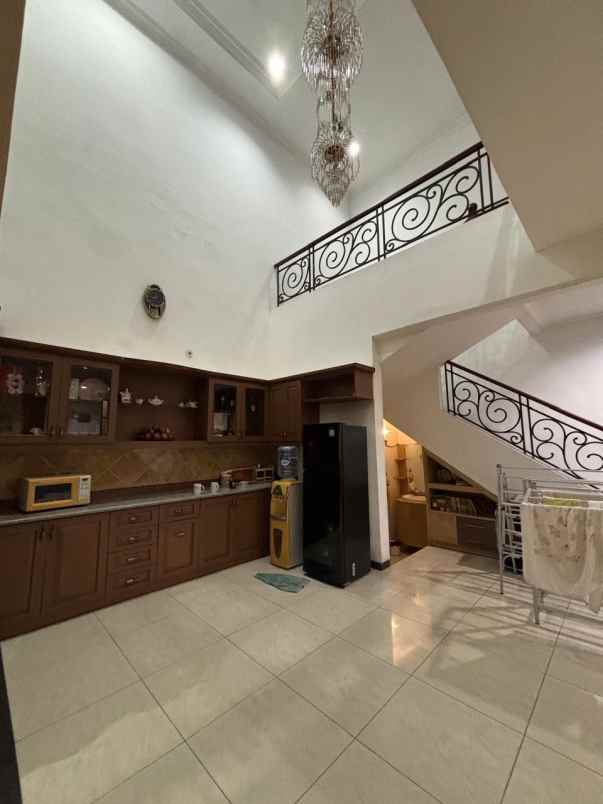 dijual rumah villa bukit mas
