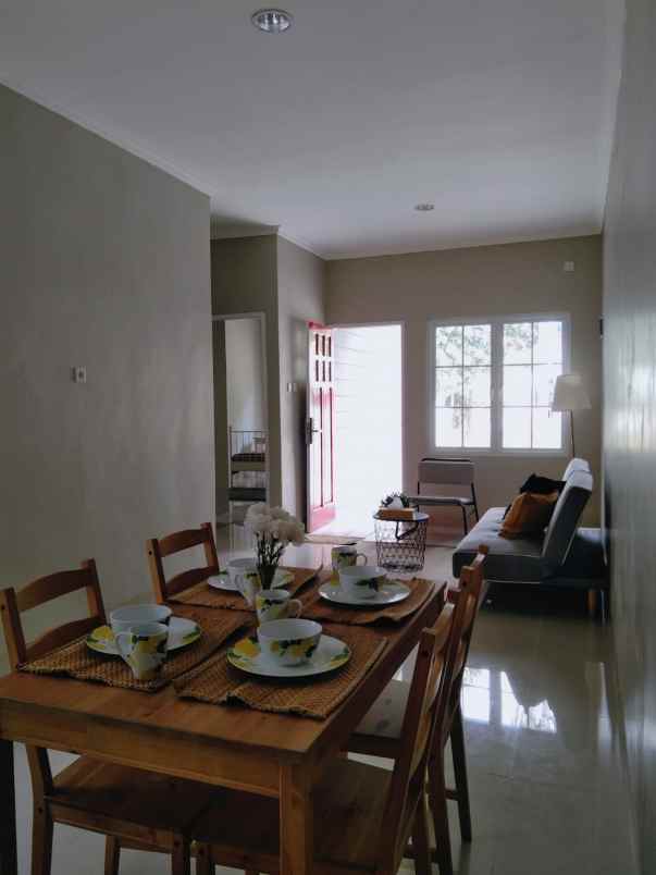 dijual rumah villa dago tol serua