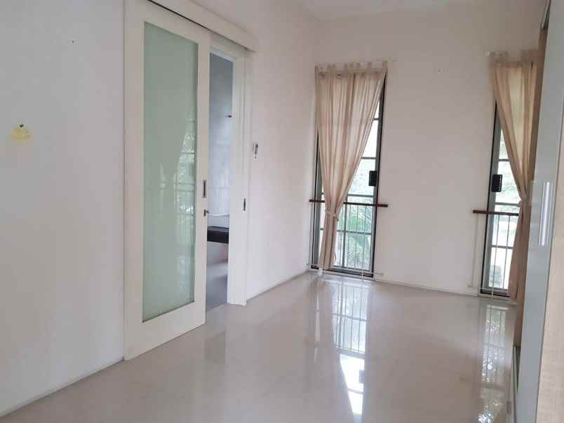 dijual rumah villa valencia