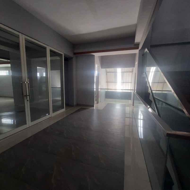 disewakan gedung baru 3 lantai di jl raya kendangsari
