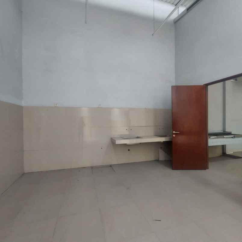 disewakan gedung baru 3 lantai di jl raya kendangsari