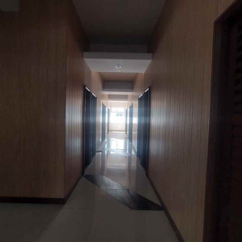 disewakan gedung baru 3 lantai di jl raya kendangsari
