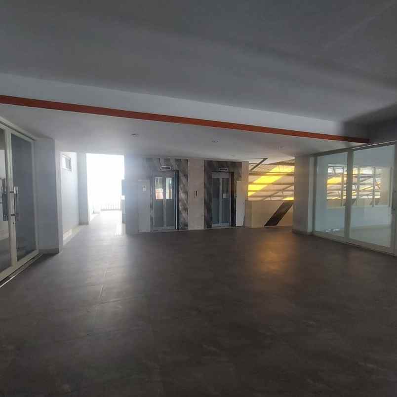 disewakan gedung baru 3 lantai di jl raya kendangsari