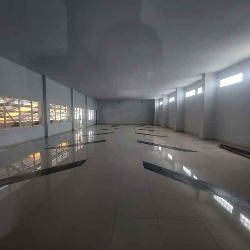 disewakan gedung baru 3 lantai di jl raya kendangsari