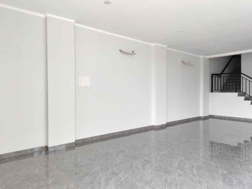 disewakan ruko gudang kantor crystal boulevard