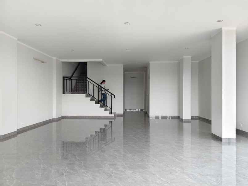 disewakan ruko gudang kantor crystal boulevard