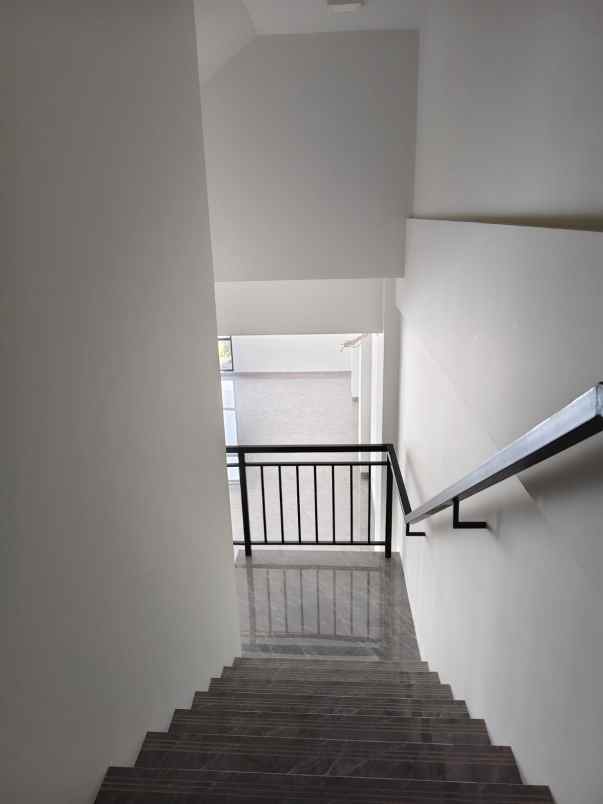 disewakan ruko gudang kantor crystal boulevard