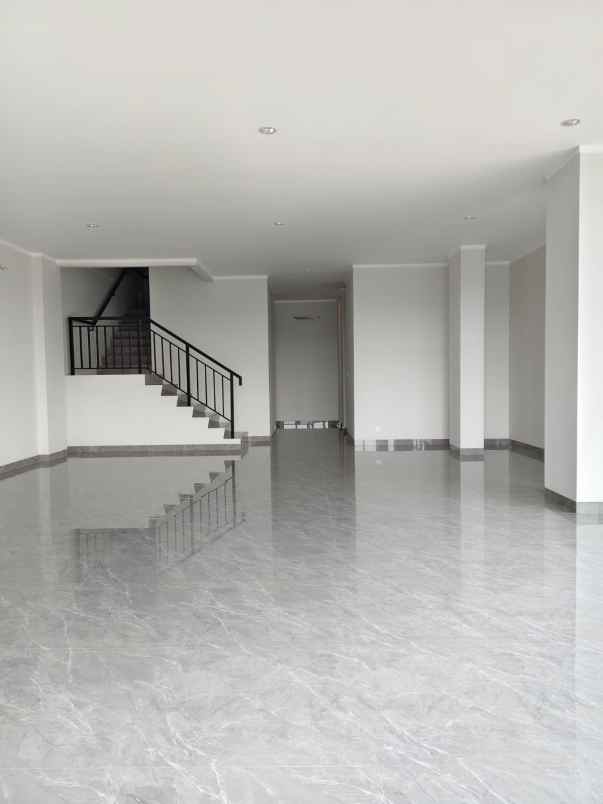 disewakan ruko gudang kantor crystal boulevard