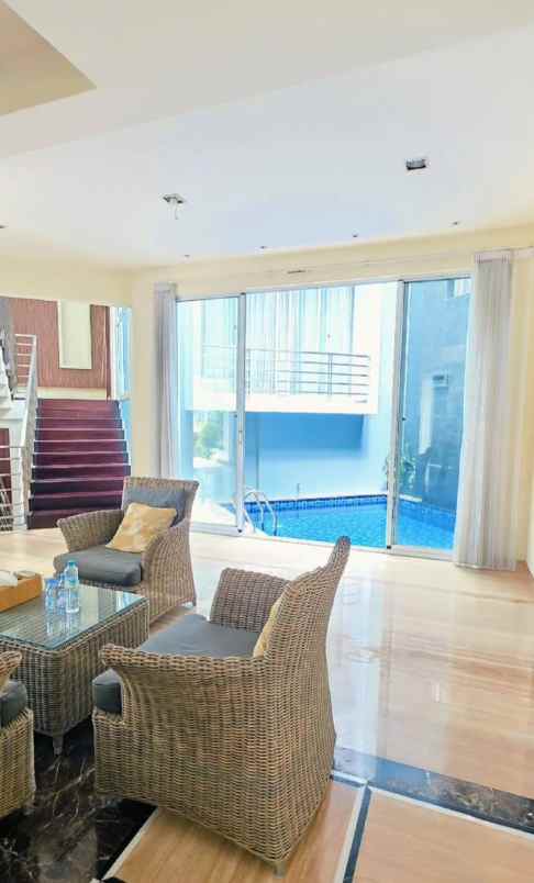 disewakan rumah jalan pakuwon indah