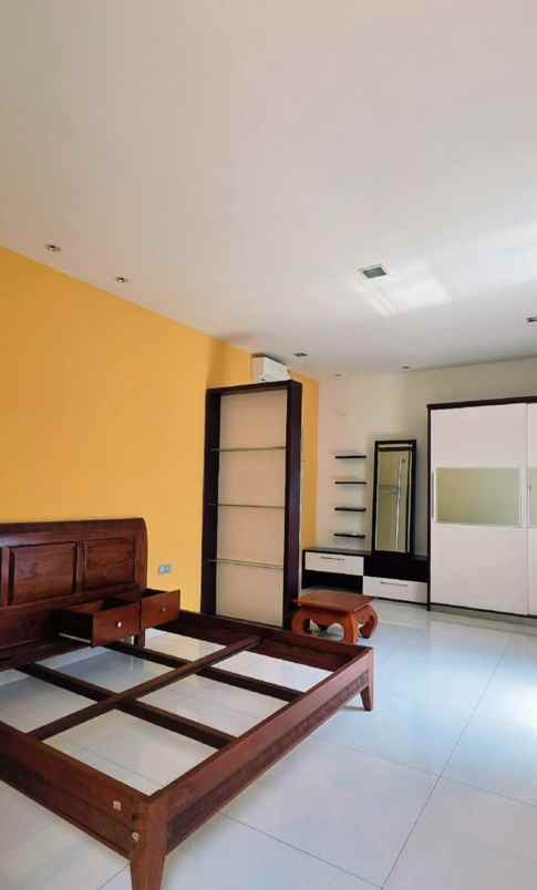 disewakan rumah jalan pakuwon indah