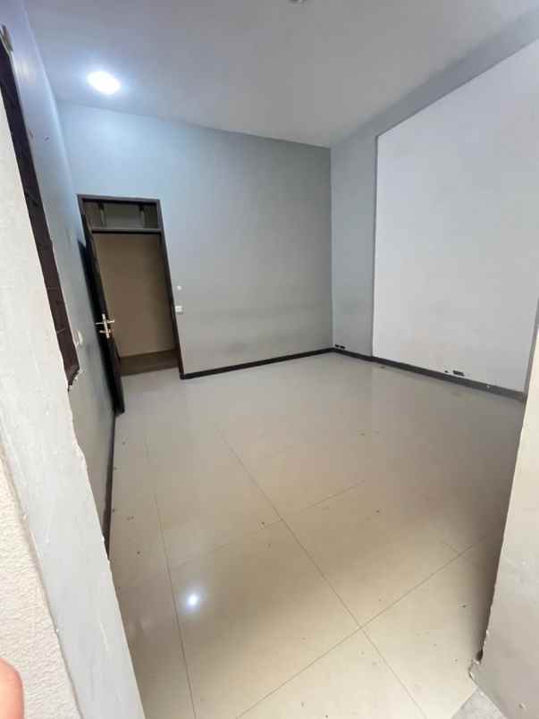 disewakan rumah jalan setrasari