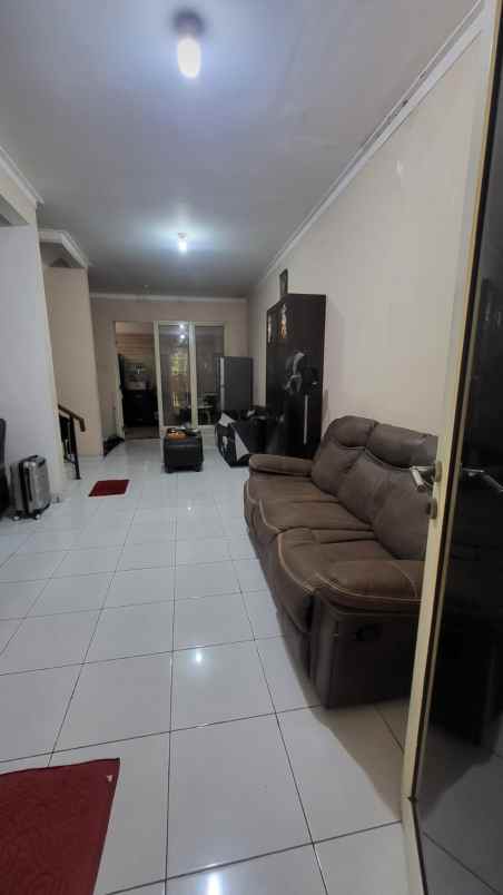 disewakan rumah komplek taman semanan indah