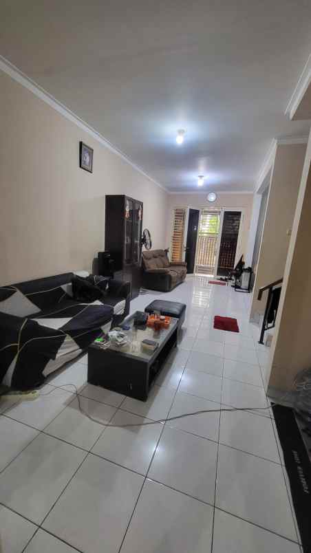 disewakan rumah komplek taman semanan indah