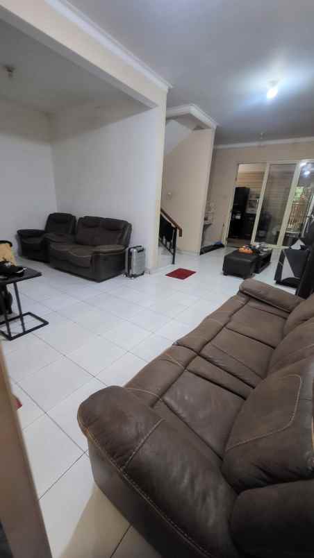 disewakan rumah komplek taman semanan indah