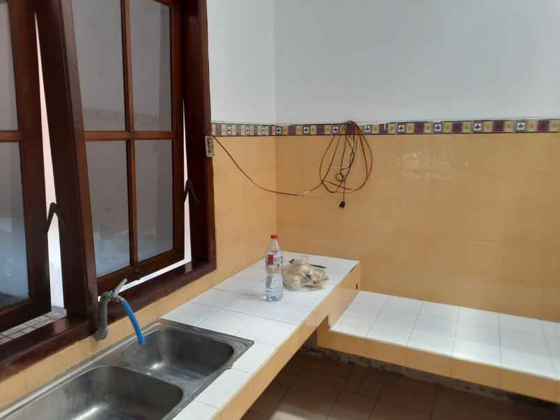 disewakan rumah sutorejo