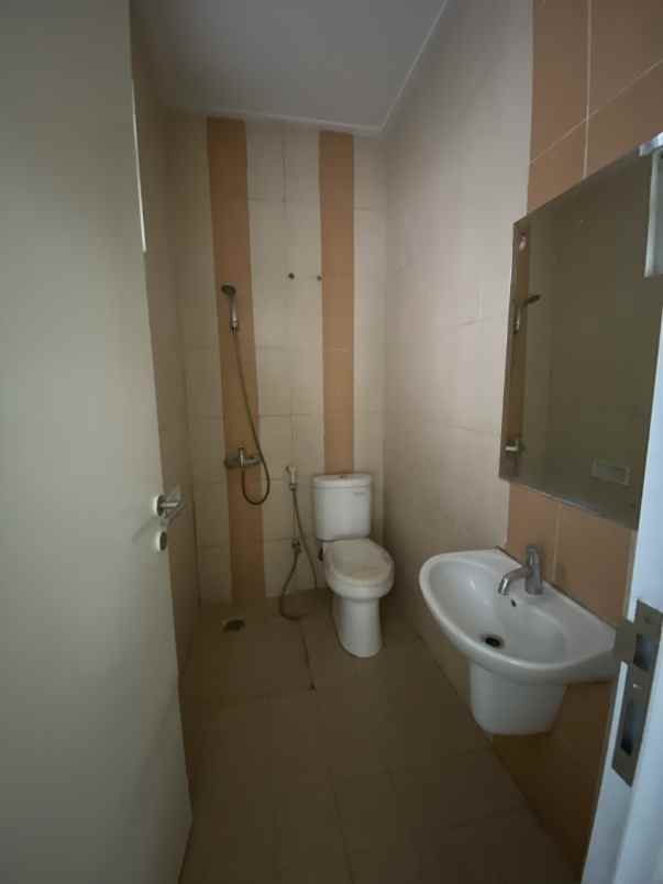 ruko disewakan di casajardin 3lantai bebas banjir