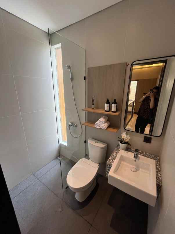 rumah 1m an persis samping bandara