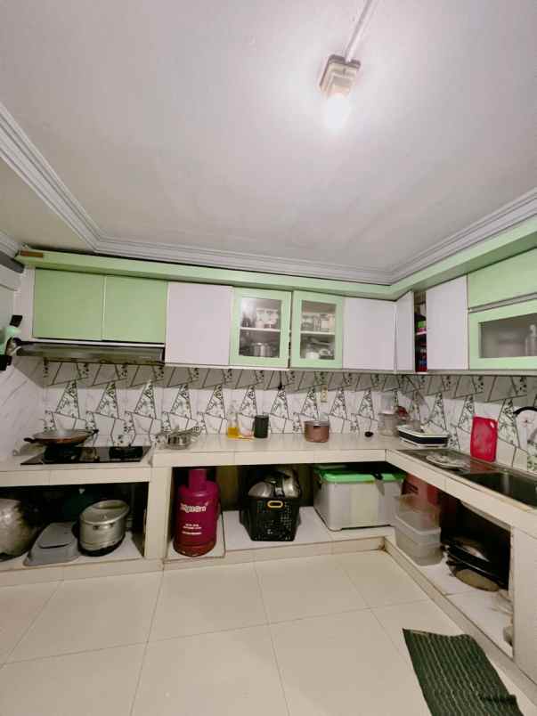 rumah 2 lantai dengan mushola carport luas di ulujami