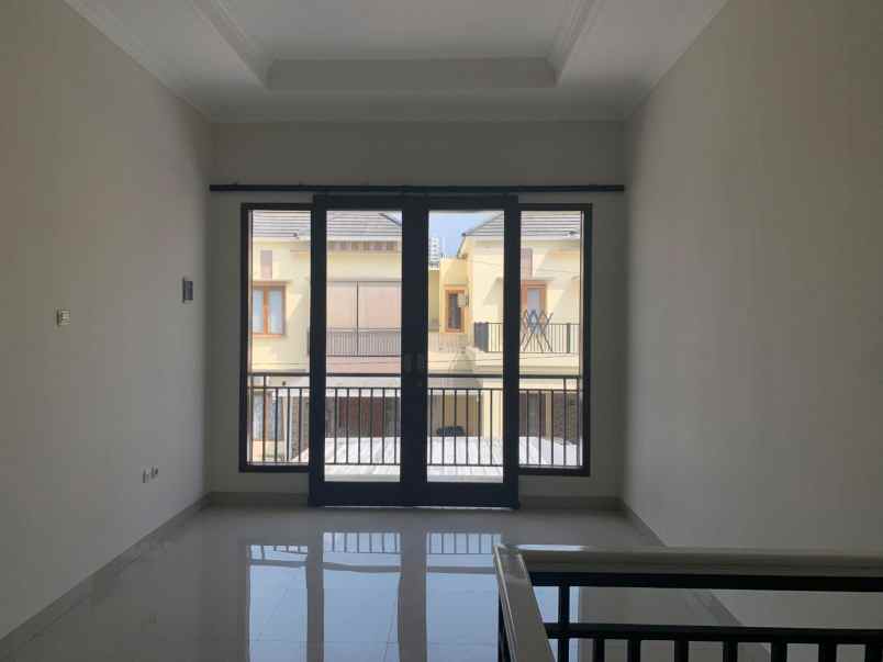 rumah 2 lantai mewah dengan banyak bonus dekat ugm