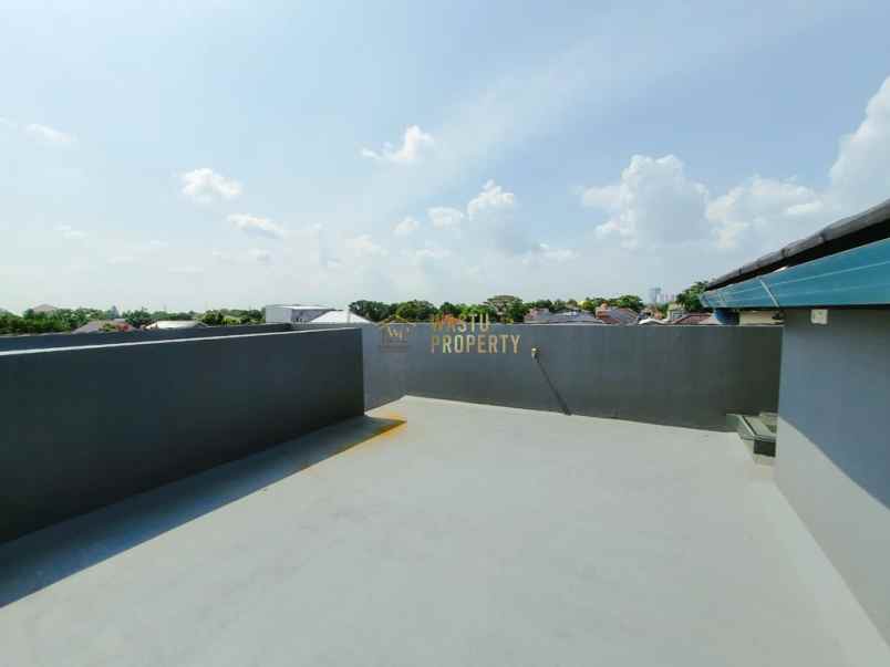 rumah 3 lantai dalam cluster dekat pintu tol brigif