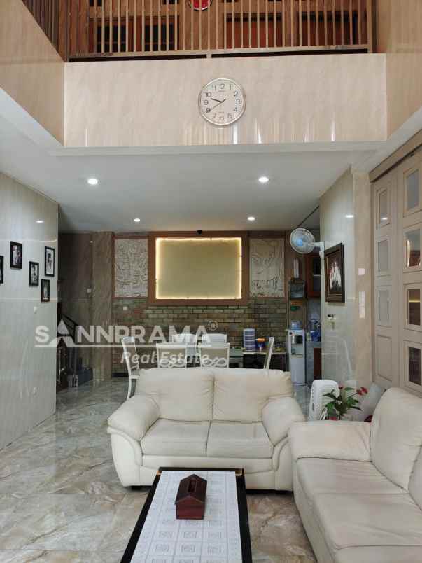 rumah 3 lantai jalan lebar dalam cluster gdc depok ph