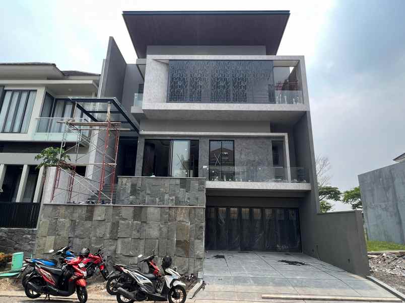 rumah 3 lantai waterfront selangkah dari cbd citraland