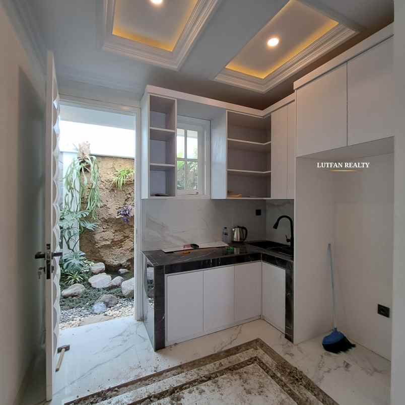 rumah american classic dekat stasiun lenteng agung