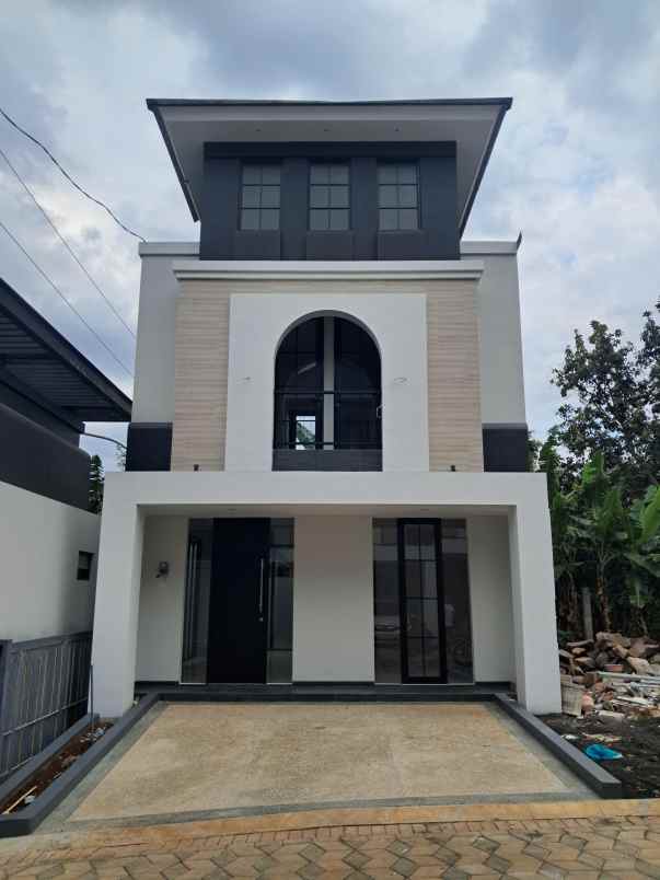 rumah baru 2 lantai siap huni di banyumanik semarang