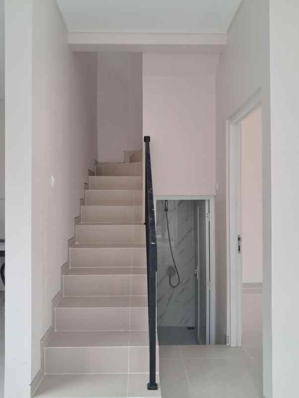 rumah baru 2 lantai siap huni di banyumanik semarang