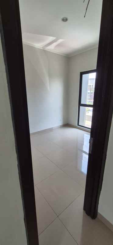 rumah baru depan clubhouse di regia summarecon bekasi