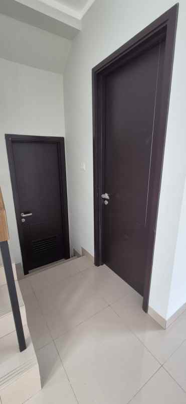 rumah baru depan clubhouse di regia summarecon bekasi