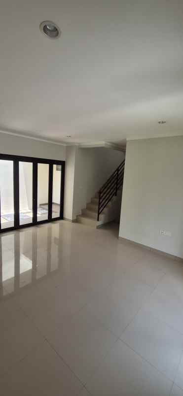 rumah baru depan clubhouse di regia summarecon bekasi