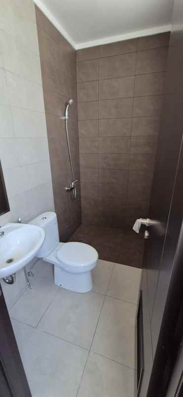 rumah baru depan clubhouse di regia summarecon bekasi