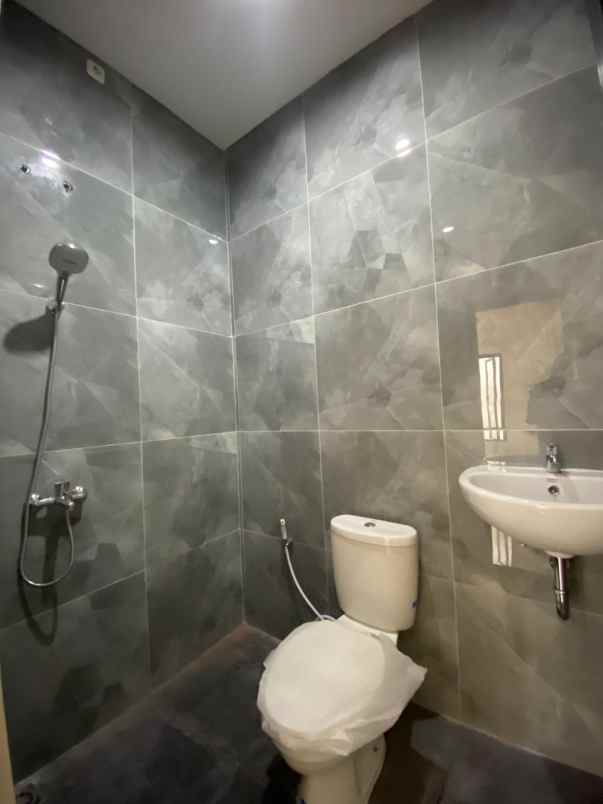 rumah baru gress 2 lantai rungkut mapan