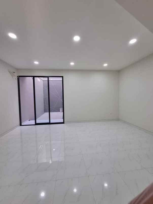 rumah baru gress lokasi kutisari indah surabaya