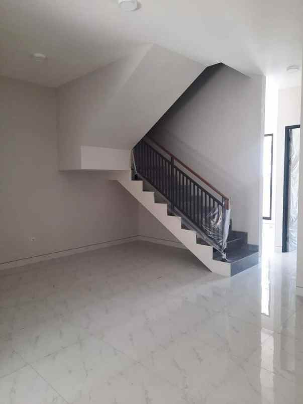 rumah baru gress lokasi kutisari indah surabaya