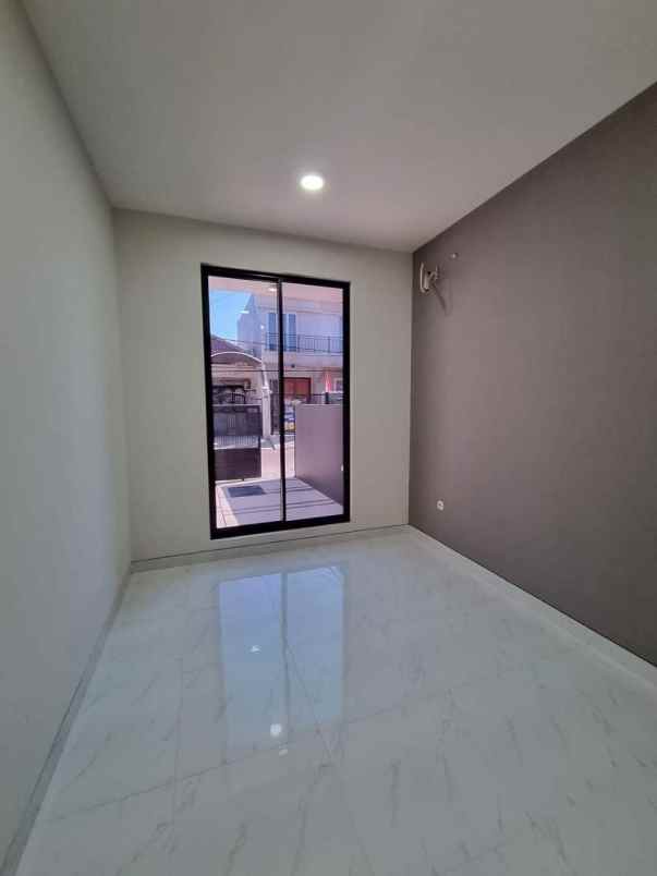 rumah baru gress lokasi kutisari indah surabaya