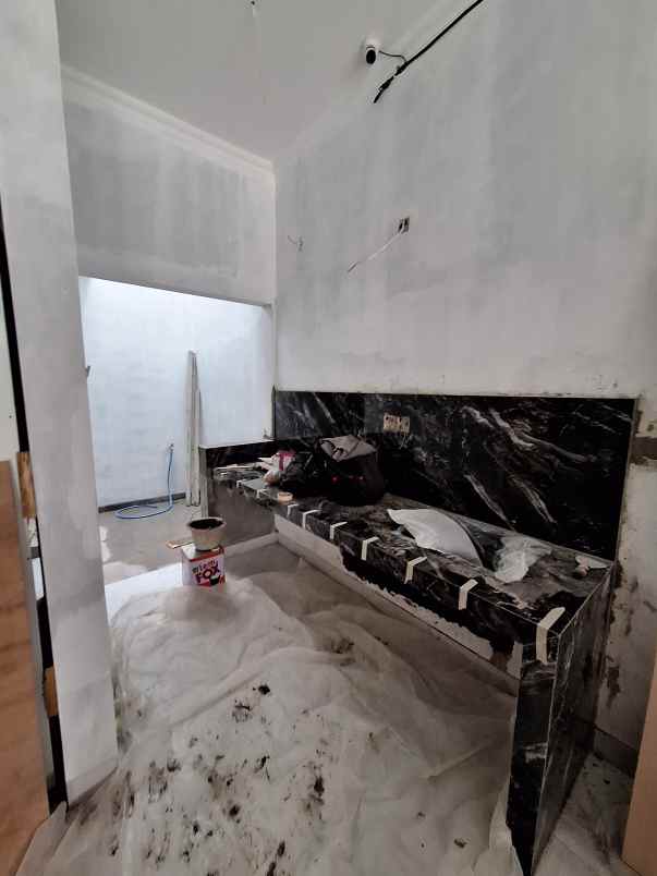 rumah baru tahap finishing di sumur batu jakpus