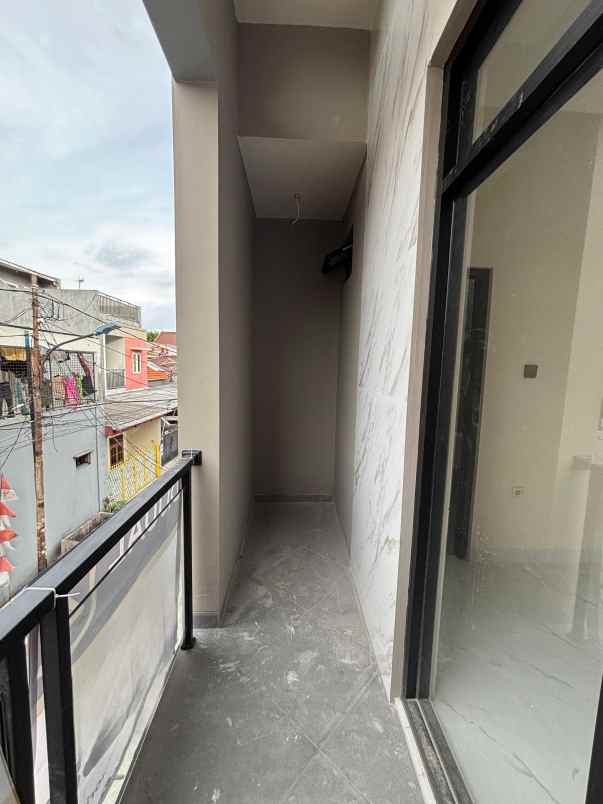 rumah baru tahap finishing di sumur batu jakpus