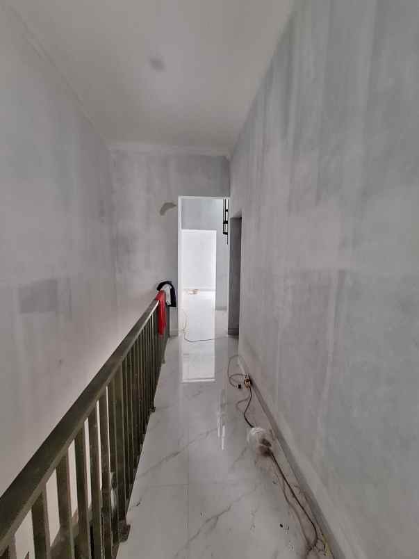 rumah baru tahap finishing di sumur batu jakpus