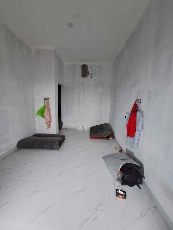 rumah baru tahap finishing di sumur batu jakpus