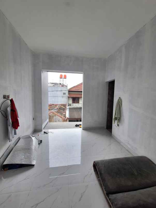 rumah baru tahap finishing di sumur batu jakpus