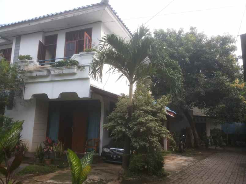 rumah besar lokasi strategis siap huni investasi
