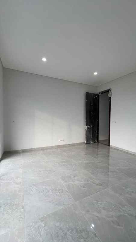 rumah besar minimalis pakuwon city grand island