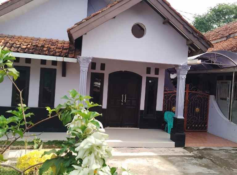 rumah dngan halaman luas siap huni