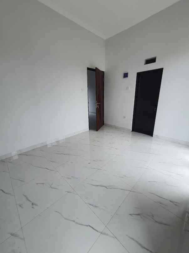 rumah jalan raya pekapuran