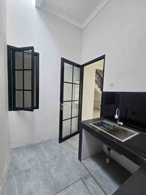 rumah jalan raya pekapuran