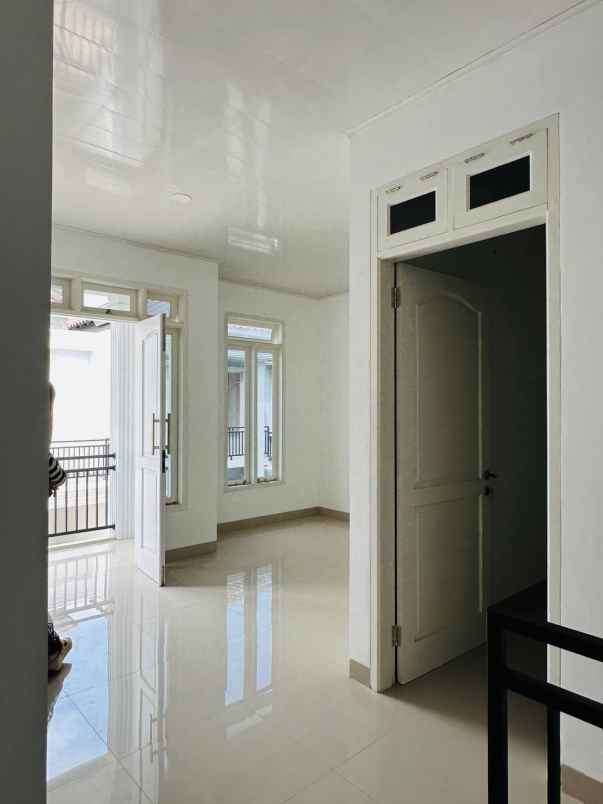 rumah klasik modern siap huni di ciputat tangsel